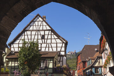 Frankreich, Elsass, Elsässische Weinstraße, Ribeauville, Blick vom Metzgerturm auf das historische Chateau de Saint-Ulrich - GWF004577