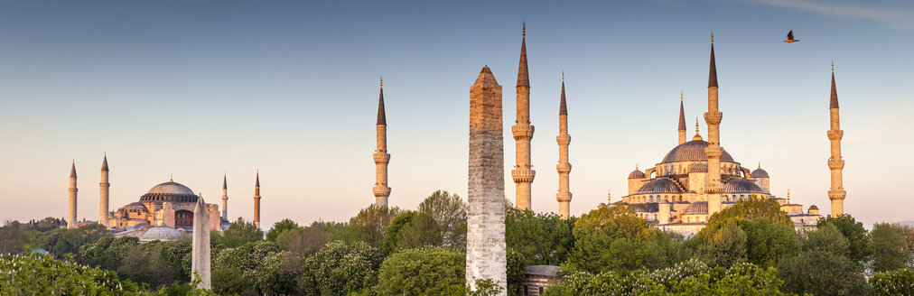 Türkei, Istanbul, Blick auf die Haghia Sophia und die Sultan-Ahmed-Moschee - MDIF000003
