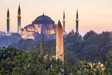 Türkei, Istanbul, Blick auf die Haghia Sophia in der Dämmerung - MDIF000004