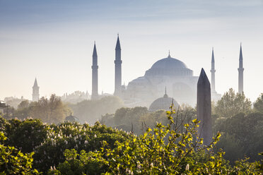 Türkei, Istanbul, Blick auf die Haghia Sophia bei Dunst - MDIF000006