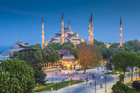 Türkei, Istanbul, Blick auf die Haghia Sophia zur blauen Stunde, lizenzfreies Stockfoto