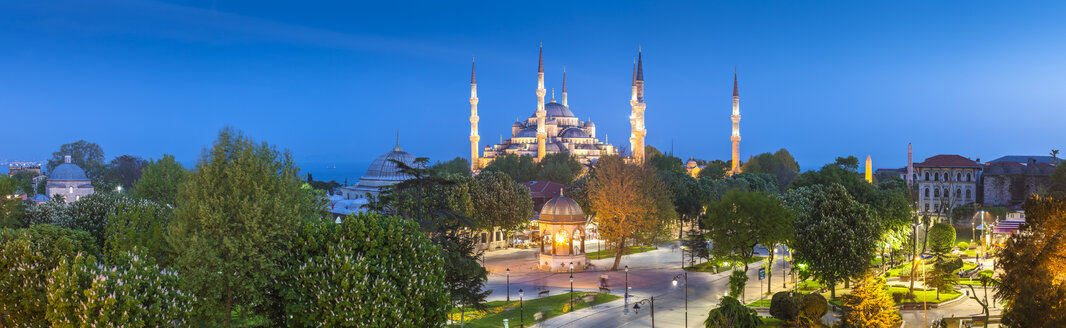 Türkei, Istanbul, Blick auf die Haghia Sophia zur blauen Stunde - MDIF000012