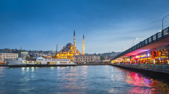 Türkei, Istanbul, Blick auf den Eminonu-Hafen und die Neue Moschee im Hintergrund zur blauen Stunde - MDI000014