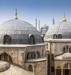 Türkei, Istanbul, Blick auf die Haghia Sophia und die Sultan-Ahmed-Moschee - MDIF000020