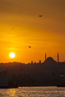 Türkei, Istanbul, Sonnenuntergang über dem Goldenen Horn - MDIF000023