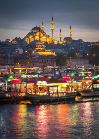Türkei, Istanbul, Blick auf den Eminonu-Hafen, die Rustem-Pascha-Moschee und die Suleymaniye-Moschee, lizenzfreies Stockfoto
