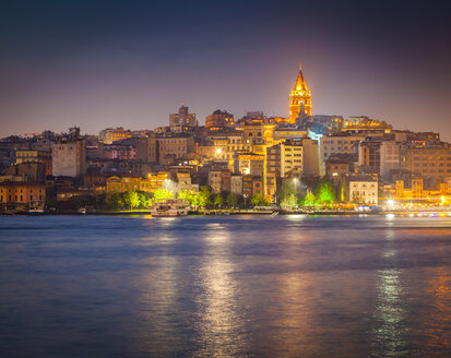 Türkei, Istanbul, Blick auf den beleuchteten Galata-Turm über dem Goldenen Horn - MDIF000026