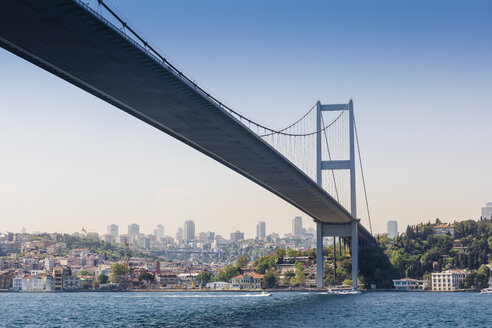 Türkei, Istanbul, Blick auf die Bosporus-Brücke - MDIF000027