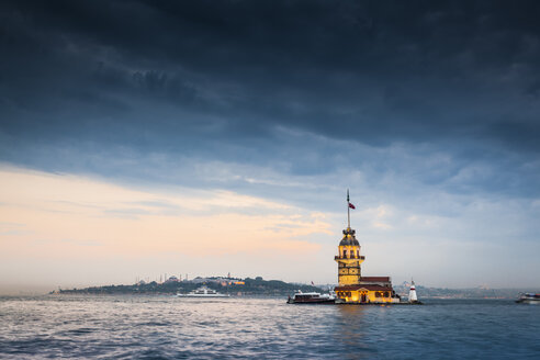 Türkei, Istanbul, Blick auf den beleuchteten Jungfernturm - MDIF000029