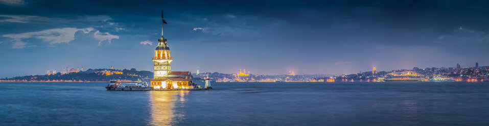 Türkei, Istanbul, Blick auf den beleuchteten Jungfernturm - MDIF000030