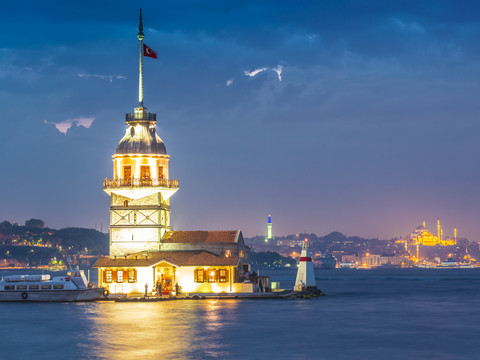 Türkei, Istanbul, Blick auf den beleuchteten Jungfernturm, lizenzfreies Stockfoto