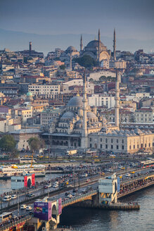 Türkei, Istanbul, Blick auf den Eminonu-Hafen, die Galata-Brücke und die Neue Moschee - MDIF000032