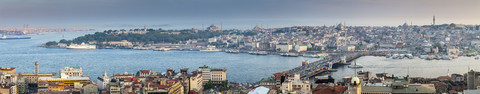 Türkei, Istanbul, Stadtbild des Eminonu-Hafens, Galata-Brücke und Neue Moschee, lizenzfreies Stockfoto