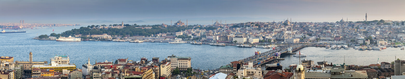 Türkei, Istanbul, Stadtbild des Eminonu-Hafens, Galata-Brücke und Neue Moschee - MDIF000033