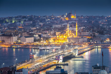 Türkei, Istanbul, Blick auf den Eminonu-Hafen, die Galata-Brücke und die Neue Moschee - MDIF000034