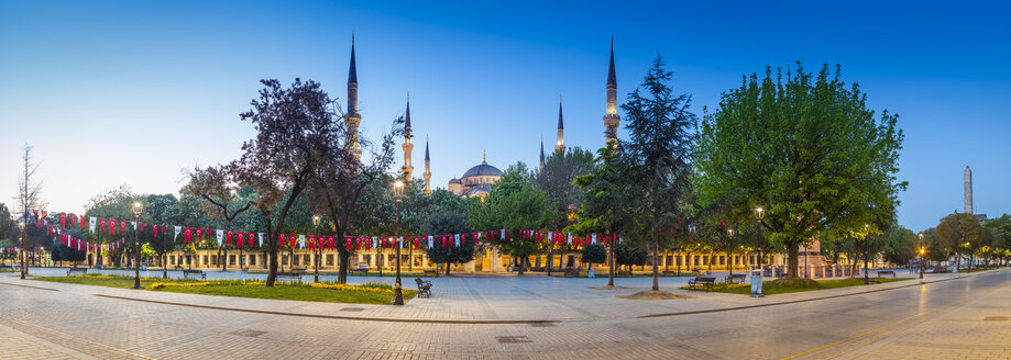 Türkei, Istanbul, Blick auf die Sultan-Ahmed-Moschee - MDIF000035