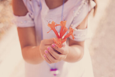 Mädchen hält Orangenblüten in den Händen, Nahaufnahme - SIPF000102
