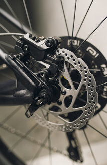 Detail eines Bremssattels und einer Scheibenbremse an einem Mountainbike - RAEF000785