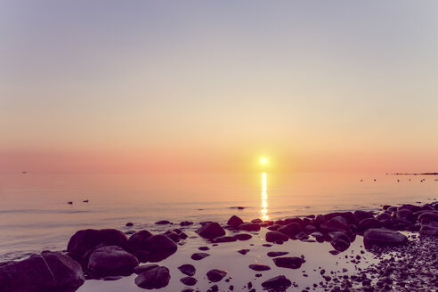 Deutschland, Rügen, Binz, Strand bei Sonnenuntergang - PUF000462