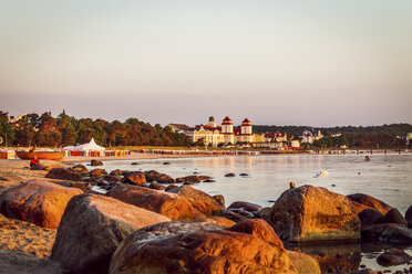 Deutschland, Rügen, Binz, Strand am Abend - PUF000463