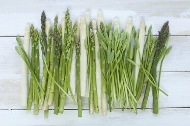 Row of white, green and wild asparagus on wood - ASF005806