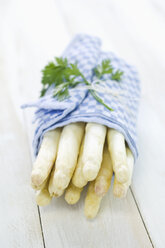 Bunch of white asparagus wrapped in kitchen towel - ASF005811