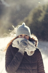 Porträt einer Frau in der Natur mit warmer Kleidung - JPF000104