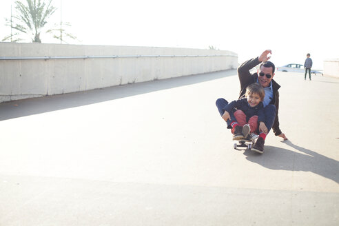 Spanien, Katalonien, Barcelona, Onkel und Kinder auf dem Skateboard - VABF000064