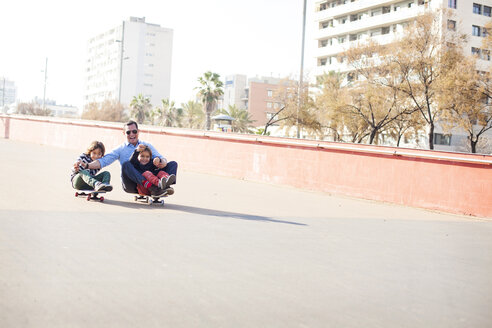 Spanien, Katalonien, Barcelona, Onkel und Kinder auf dem Skateboard - VABF000065