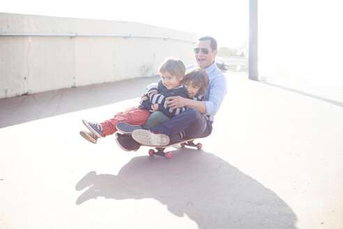 Spanien, Katalonien, Barcelona, Onkel und Kinder auf dem Skateboard - VABF000067