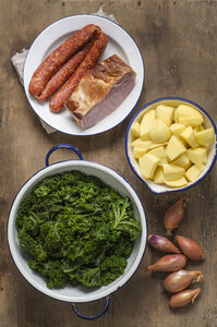 Gedünsteter Grünkohl, Kartoffeln, Zwiebeln, geräuchertes Schweinekotelett und Schweinehackwurst - ODF001357