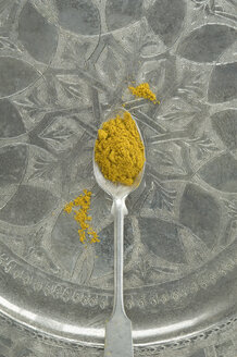 Silberlöffel mit Currypulver auf Silbertablett - ASF005812