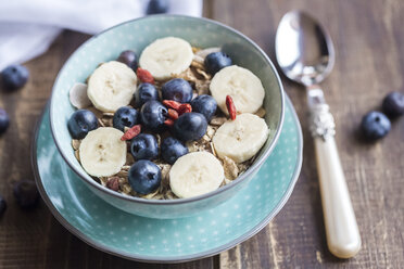 Bowl of blueberry muesli with wolfberries and banana slices - SARF002474