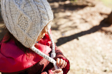 Kleines Mädchen trägt eine Wollmütze - VABF000068
