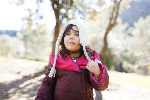 Portrait of little girl wearing a woolly hat - VABF000069