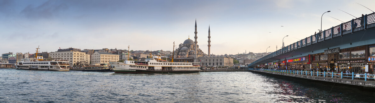Türkei, Istanbul, Eminonu-Hafen, Restaurants auf der Galata-Brücke und Yeni Cami, Neue Moschee - MDI000036
