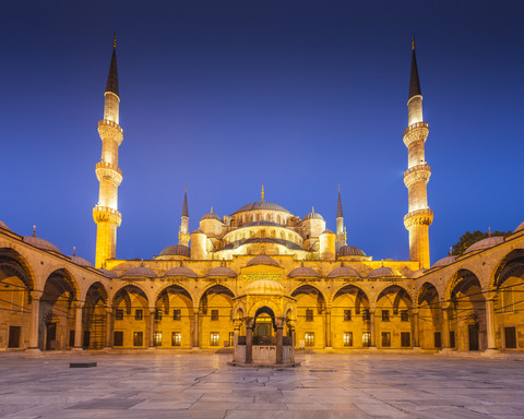 Türkei, Istanbul, Blick auf Sultanahmet Camii, Blaue Moschee, Blaue Stunde, lizenzfreies Stockfoto