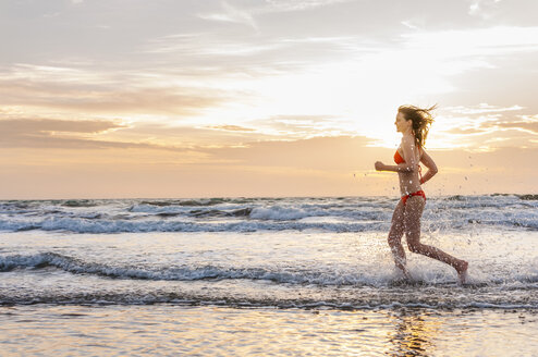 Frau im Bikini beim Joggen am Meer - DIGF000011