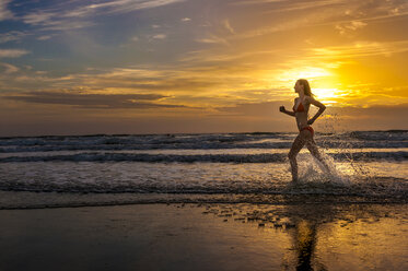 Frau im Bikini beim Joggen am Meer - DIGF000012