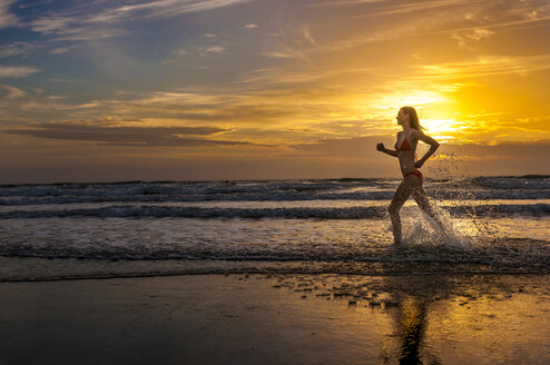 Frau im Bikini beim Joggen am Meer - DIGF000012