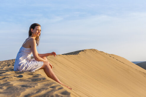 Frau auf einer Düne sitzend, nachdenklich - DIGF000014