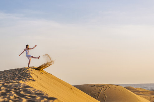 Frau auf Düne, die Sand tritt - DIGF000018