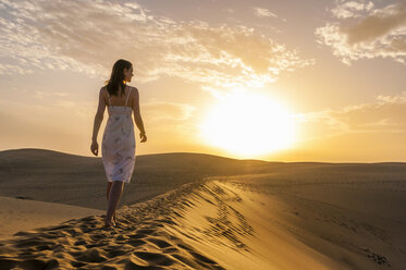 Woman walking on dune - DIGF000022