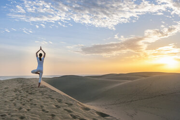 Frau übt Yoga auf Sanddünen - DIGF000024