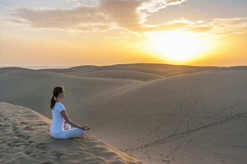 Frau übt Yoga auf Sanddünen - DIGF000026