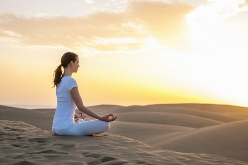Frau übt Yoga auf Sanddünen - DIGF000027