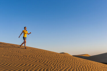 Woman running in dunes - DIGF000034