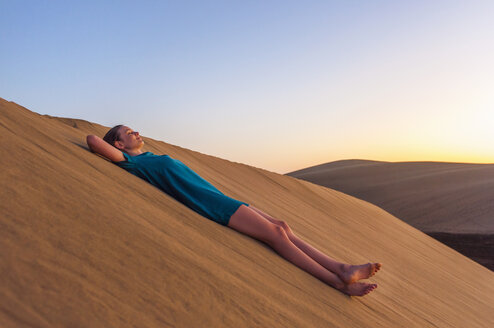 Frau entspannt sich auf einer Düne - DIGF000036