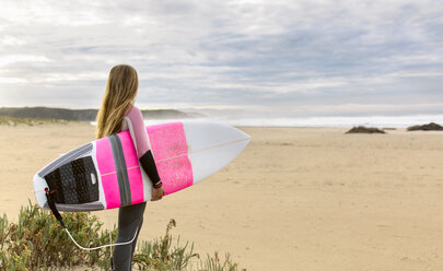 Junge Surferin am Strand - MGOF001283