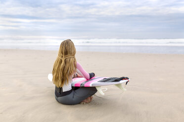 Junge Surferin am Strand - MGOF001287